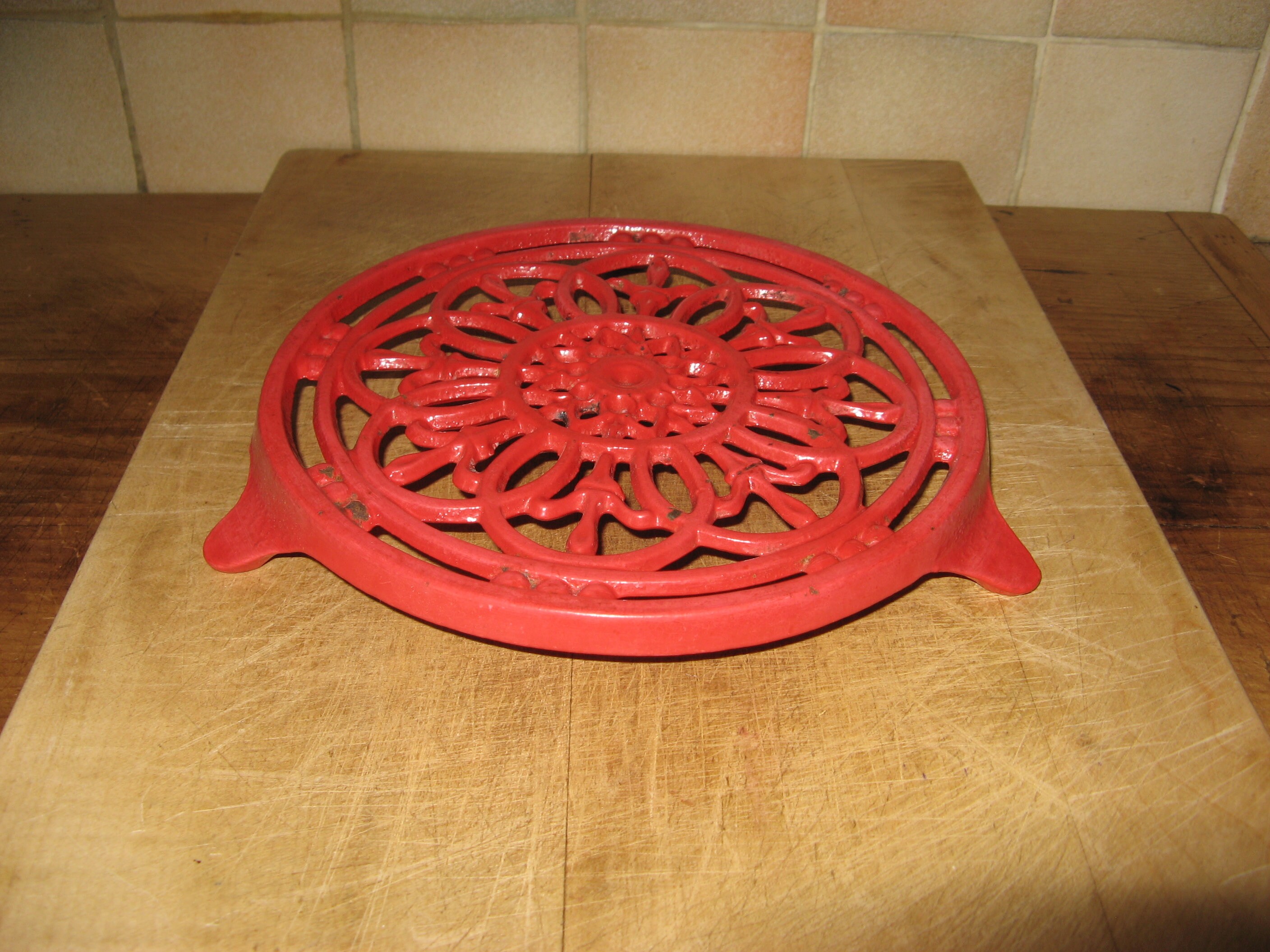 Vintage Français Round Red Vinyl Coated Cast Trivet - Années 1970