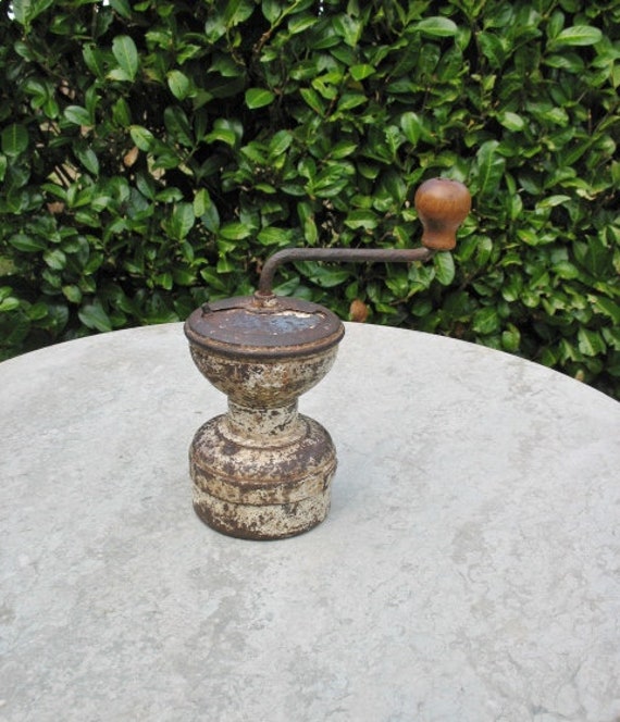 A Nice Old Français Metal Coffee Grinder Par Peugeot Freres Bon Ordre de Travail Great in Country/Fa