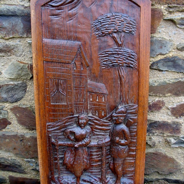 Eine schöne Vintage französische Eiche handgeschnitzte Holzplatte eines Jägers, der mit einem Mädchen an einem Zaun plaudert