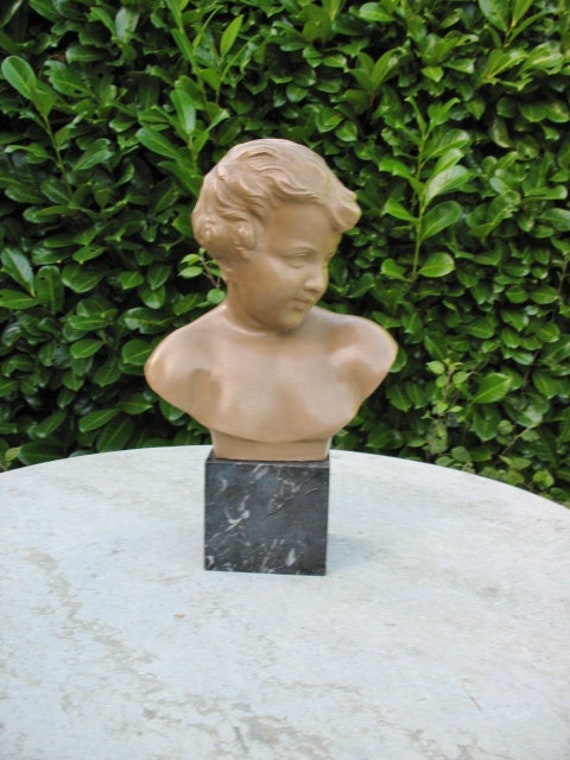 Un Très Joli Buste en Plâtre Vintage Français d'un Jeune Enfant Monté sur Une Base Marbre