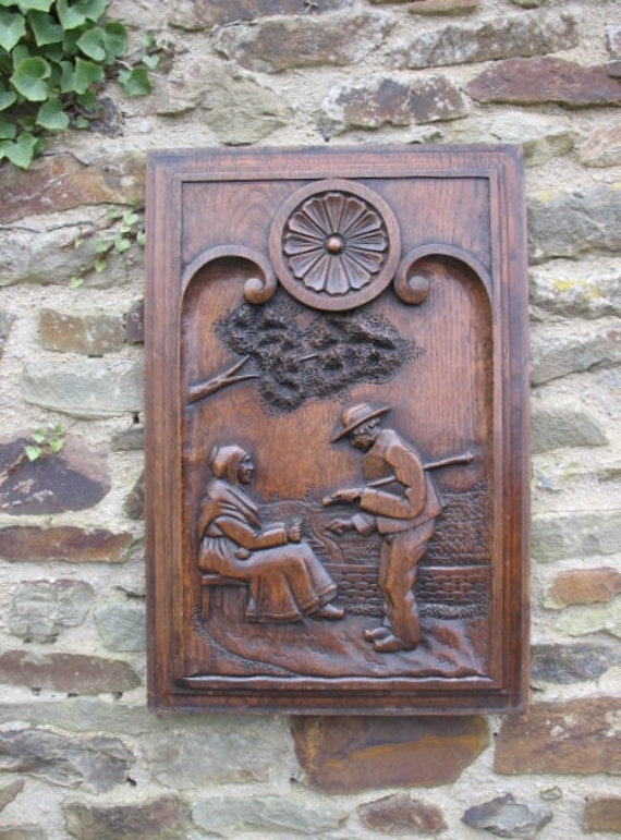 Un Joli Cru Français Oak Hand Carved Wooden Folk Art Panel avec Breton Woman Sat & A Breton Man Stan