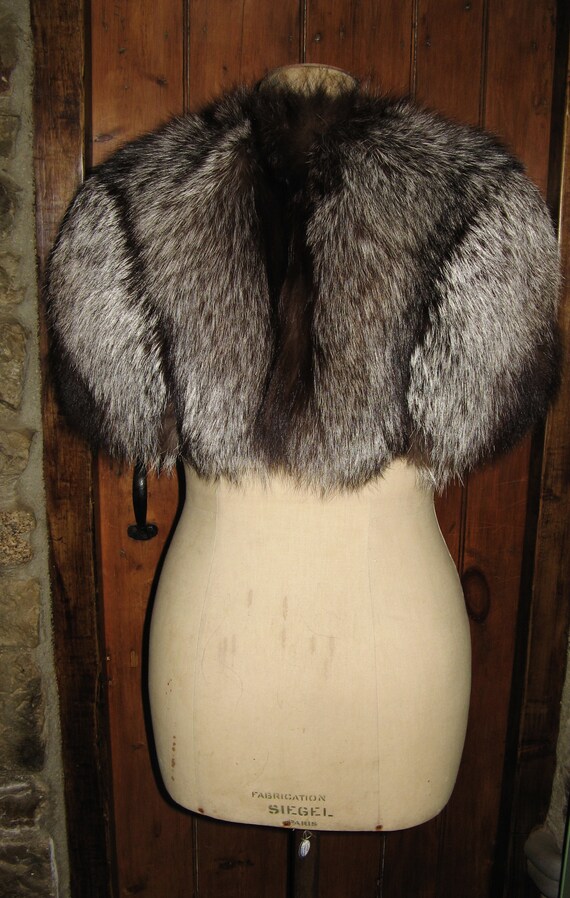 A Beautiful Vintage French Silver Fox Fur Shoulde… - image 6