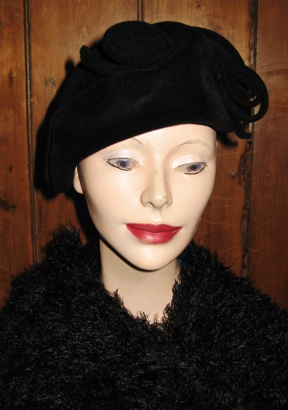 A Beautiful Vintage French Black Felt Hat  With S… - image 4