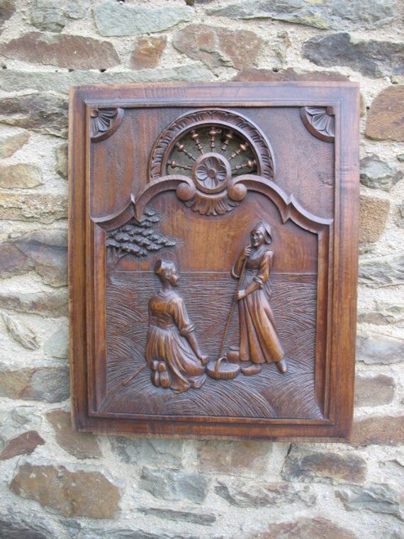 Un Beau Cru Français Oak Hand Carved Wooden Folk Art Panel Of A Couple Breton Women Gleaning in The 