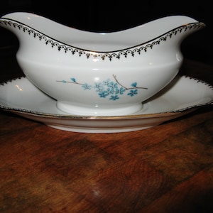 Um lindo barco de molho / molheira de porcelana francesa Limoges vintage com pires anexado ~ Ets Chadelaud ~ Union Limousine ~ Myosotis