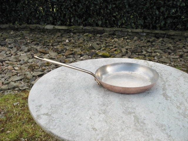 Un Beau Millésime Français Petite Poêle à Frire en Cuivre/Saute Pan Tin Doublé de Bronze Poignée Est
