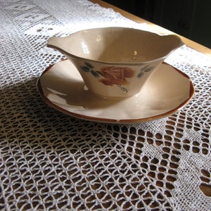 Um barco de molho/molheira rosa vintage francês art déco de porcelana com pires anexado representando uma rosa ~ Digion Sarreguemines ~ década de 1930