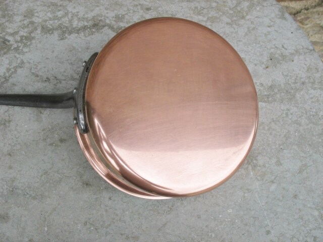 非常に良いヴィンテージのフランス製ハンマー加工銅製ソースパン/調理