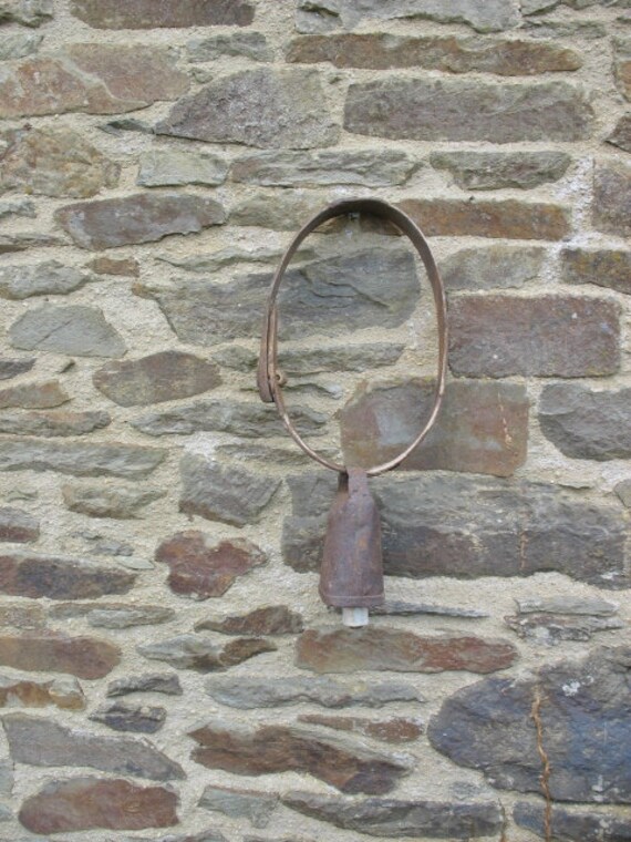 Un Bon Millésime Français Cloche de Vache en Métal sur Le Collier Bois Original
