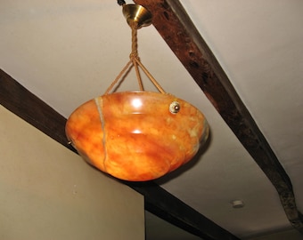 Suspension vintage art déco française à plusieurs niveaux en albâtre des années 1930 avec cordes tressées torsadées et rosace en beige ambré et gris