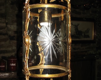 Luminária de hall francesa cilíndrica em latão, muito decorativa, com painéis de vidro gravado ~ década de 1950