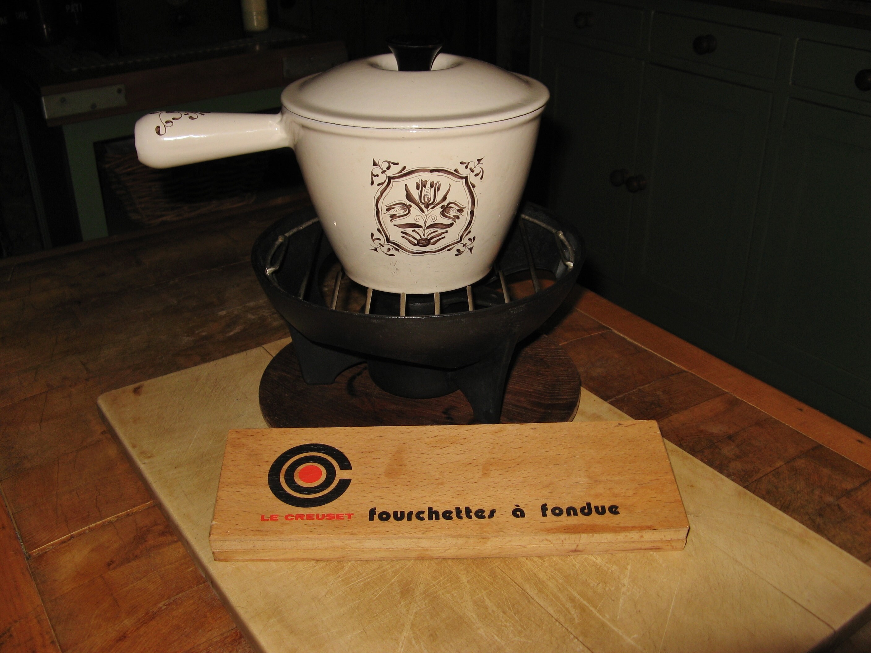 Vintage Français Le Creuset Set à Fondue en Fonte Émaillée ~ Rare Tulip Design Fabriqué France