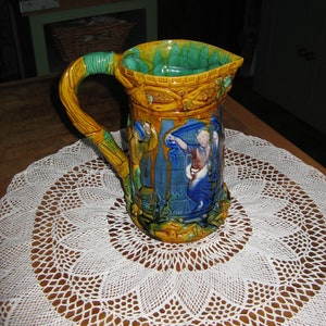 Une belle cruche/pichet ancien en majolique/barbotine de style Minton, France ~ Relief moulé avec danseuses médiévales ~ Vers le XIXe siècle
