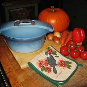 Un Grand millésime Français Le Creuset Futura 26 cm Casserole Ronde en Fonte / Four Hollandais / Bleu Bicolore ~ 1980,s ~ « Jean Louis Barrault »