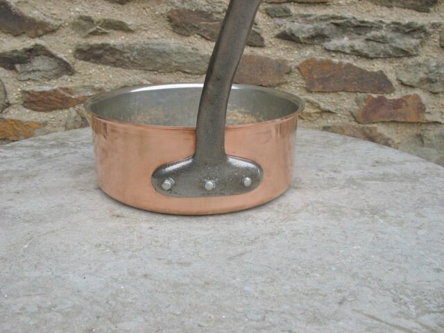 非常に良いヴィンテージのフランス製ハンマー加工銅製ソースパン/調理