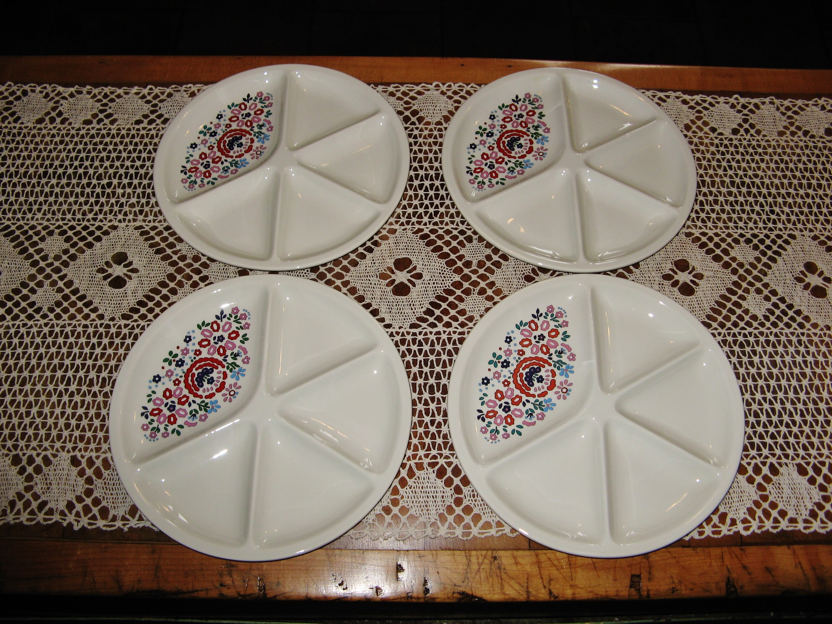 Vintage Français Le Creuset Fondue Divided Plates ~ Set de 4 Assiettes Années 1970 Very Rare Flowery