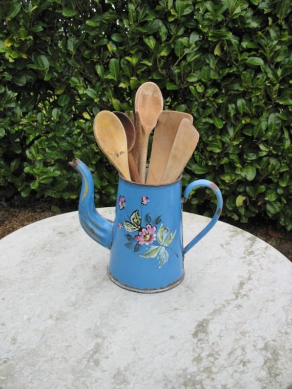 un joli bleu français vintage avec des fleurs en relief émail cafetière porte-ustensiles de cuisine diverses vieilles cuillères bois, fourchette