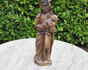 Uma muito boa arte popular francesa antiga, ingenuamente esculpida à mão, figura de carvalho de Maria e o menino Jesus dos anos 1700