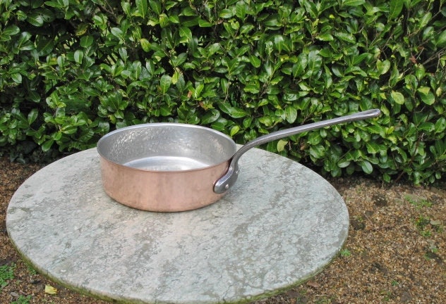 Un Beau Millésime Français Hammered Copper Saute Pan/Frying Stamped Fabrication 24 cm de Large 2 mm 