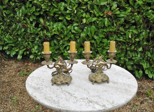 Une Très Belle Paire de Vintage Français Bronze Rococo Style Deux Lampes Table Bras avec Des Scones 