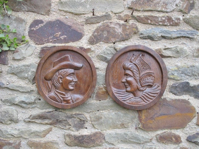 Une Belle Paire de Français La Main Sculptée en Bois Breton Folk Art Round Wall Plaques