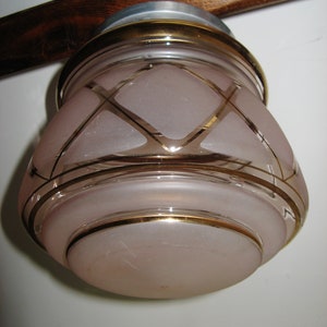 Eine schöne alte französische Pendelleuchte mit ungewöhnlichem Pink & Gold Milchglas-Schirm und Aluminium-Deckenbeschlag