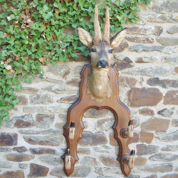 tête de cerf avec des fusils de styles différents. art conceptuel de la