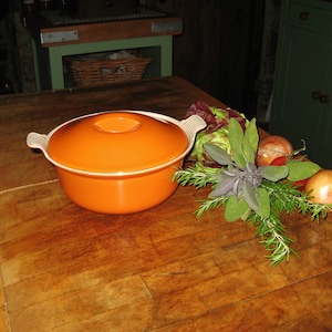 Casserole / Cocotte Le Creuset ronde en fonte française vintage / Taille 22 cm / Orange ~ 1960,s