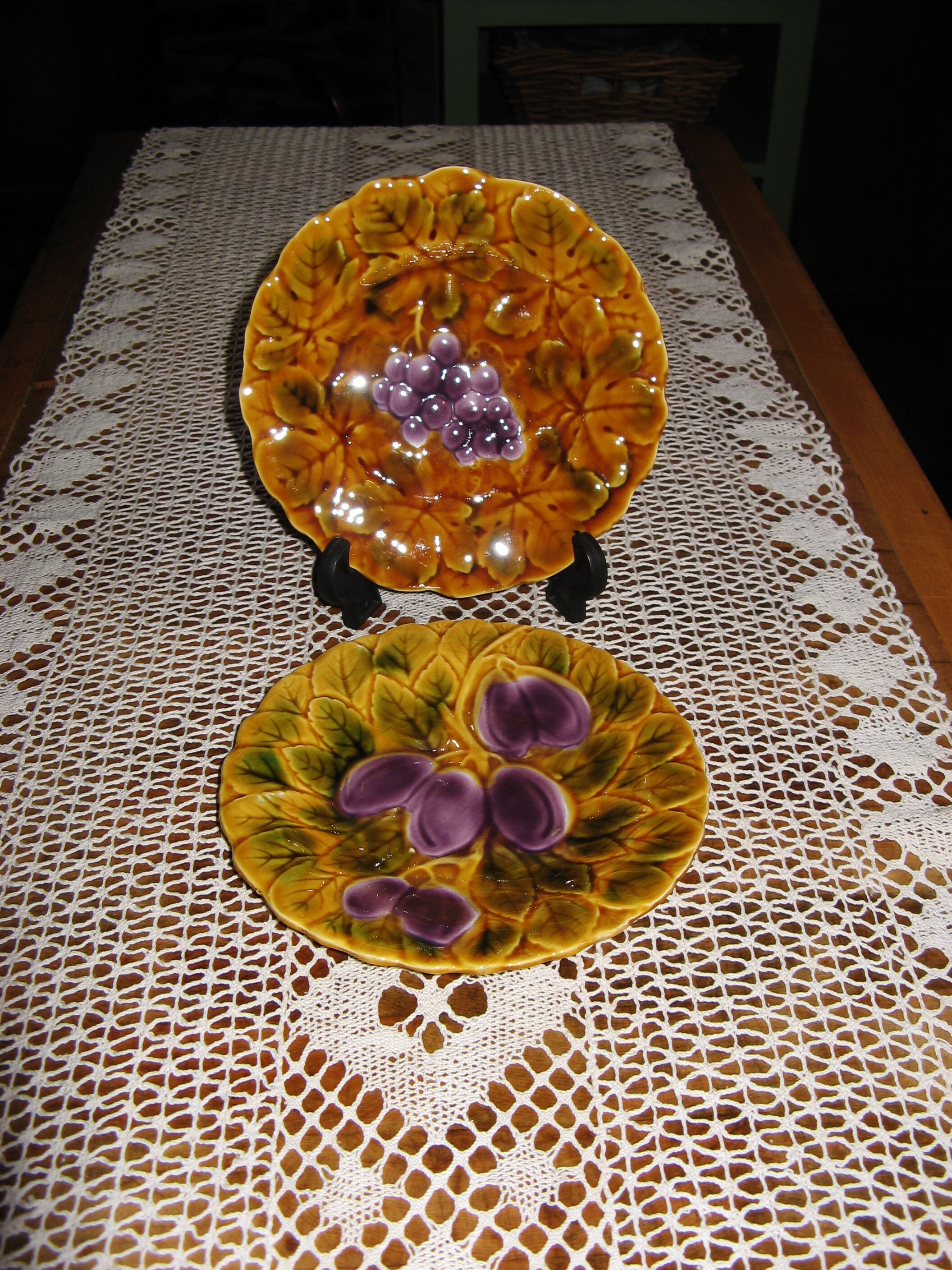 Français de Fruits Sarreguemines Assiettes Service à La Prune et Au Raisin, Majolica/Barbotine, 1920