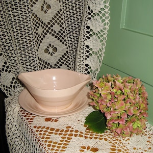 Um lindo barco de molho/molheira rosa vintage francês art déco de porcelana com pires anexado ~ Ceranord St Armand ~ década de 1930