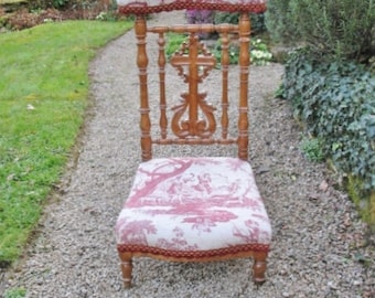 Une très bonne chaise de prière / Prie Dieu vintage française en bois clair et revêtement en toile de Jouy