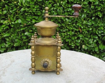 Eine sehr schöne Vintage European Fancy Messing Kaffeemühle / Kaffeemühle in gutem Zustand, großartig in der Landhausküche