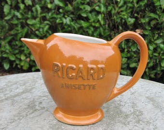 Un très joli inutilisé Français Ricard Anisette Pastis eau cruche nommé devant et dos et estampillé sur le fond.
