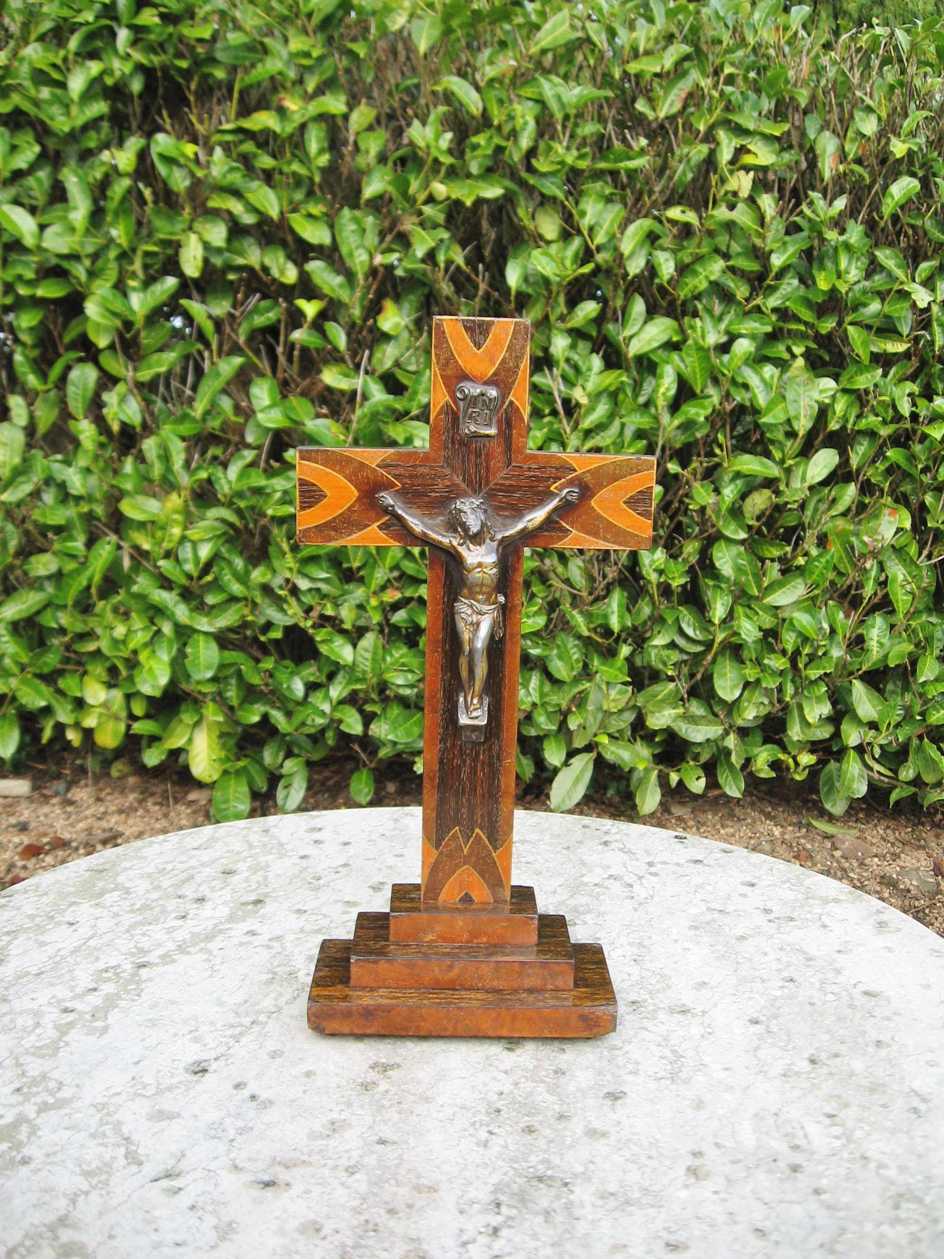 Un Millésime Très Agréable Français Croix Crucifix Incrustée de Bois Rose avec La Figure Du Christ