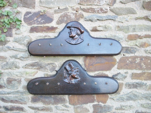 Une Très Bonne Paire de Vintage Français Breton Folk Art Coat Hooks /Towel Holders With Hand Carved