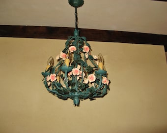 Lustre vintage français en tôle peinte verte, grand modèle, à 6 branches et structure en forme de cage ornée de roses roses.