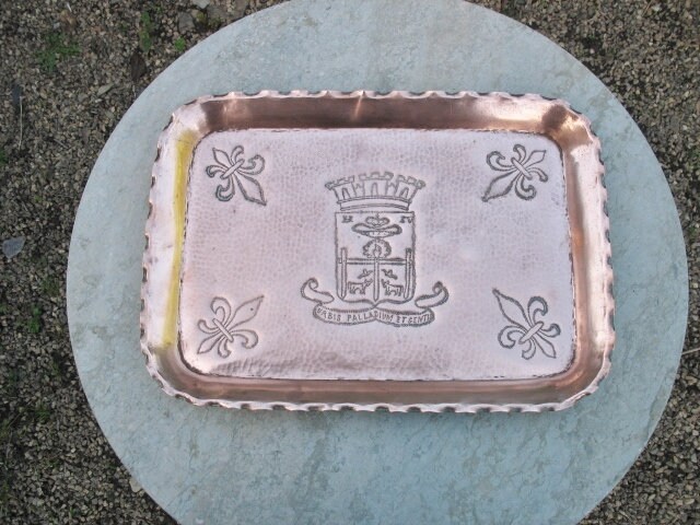 Un Très Beau Français Main Martelé Plateau Armorial en Cuivre avec Des Armoiries Relief