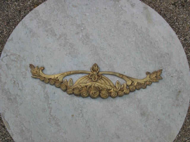 Un Très Bon Millésime Français Orné Fleur de Laiton et Feuille Meubles Mont/Décoration