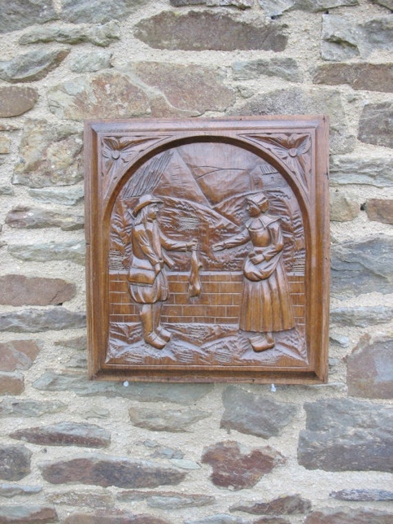 Un Très Beau Millésime Français Breton d'art Populaire Sculpté à La Main Panneau en Chêne avec Un Ch