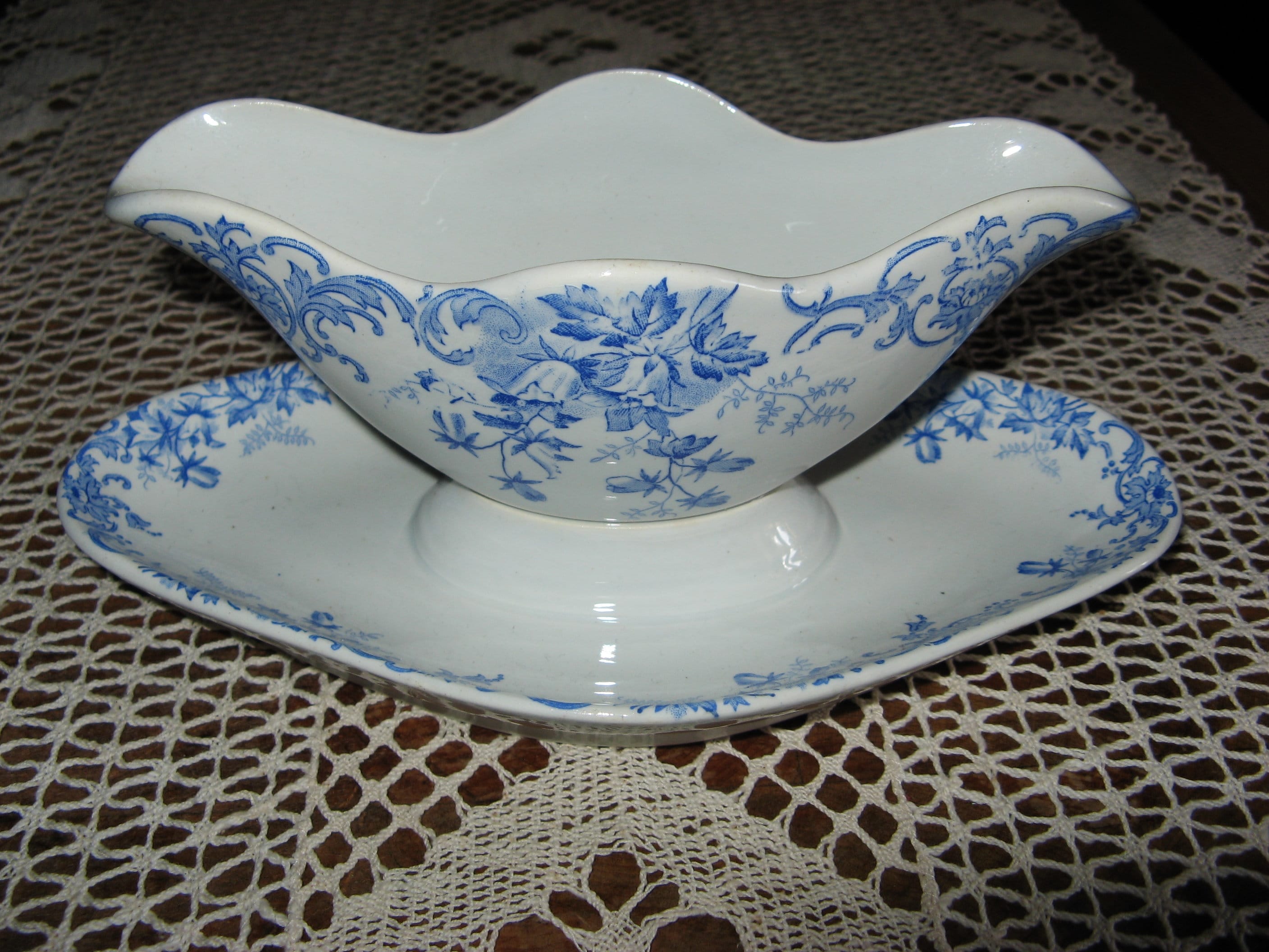 Un Beau Millésime Français St Amand et Hamage Nord Ironstone Sauce Boat/Gravy avec Soucoupe Attachée