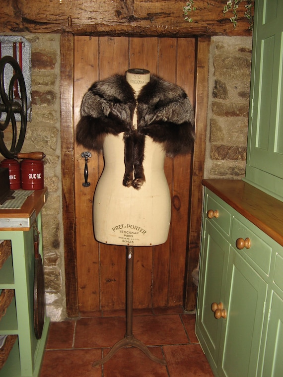 A Beautiful Vintage French Silver Fox Fur Shoulde… - image 2