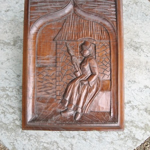 Eine schöne Vintage französische Eiche handgeschnitzte hölzerne Volkskunst-Panel einer bretonischen Fishermans Frau, die den Tagesfang für das Aushärten vorbereitet