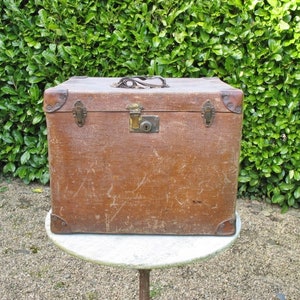 A Lovely Vintage Travel / Steamer Trunk Early 1900s Canvas Covered Makers Brass Plaque Featherweight Retailed  By Peter Robinson London