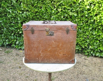 A Lovely Vintage Travel / Steamer Trunk Early 1900s Canvas Covered Makers Brass Plaque Featherweight Retailed  By Peter Robinson London