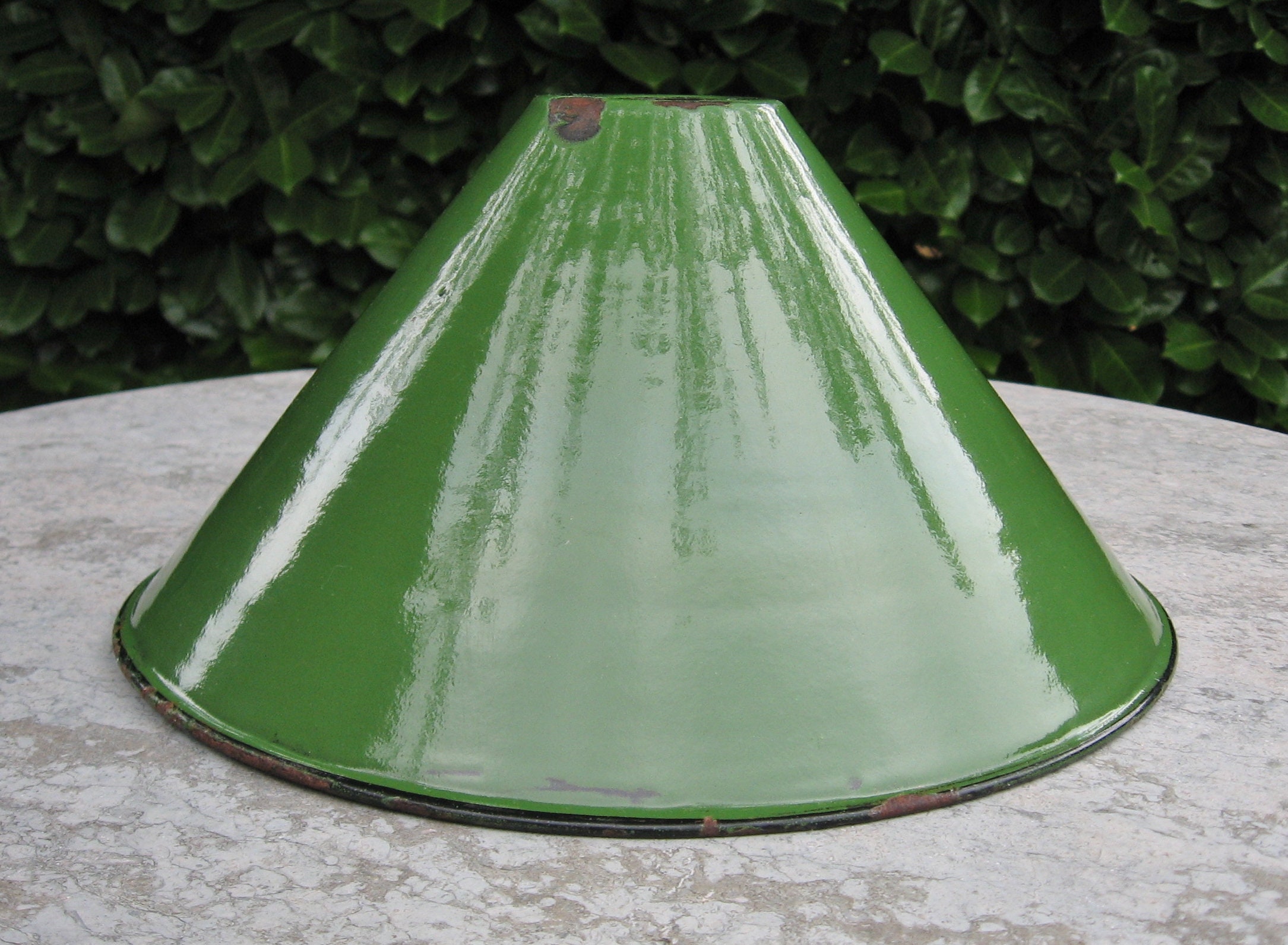 Un Millésime de Taille Moyenne Nice Français Green Enamel Cone Shaped Industrial Light Shade