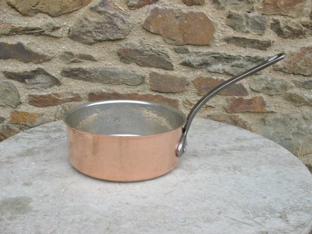 非常に良いヴィンテージのフランス製ハンマー加工銅製ソースパン/調理