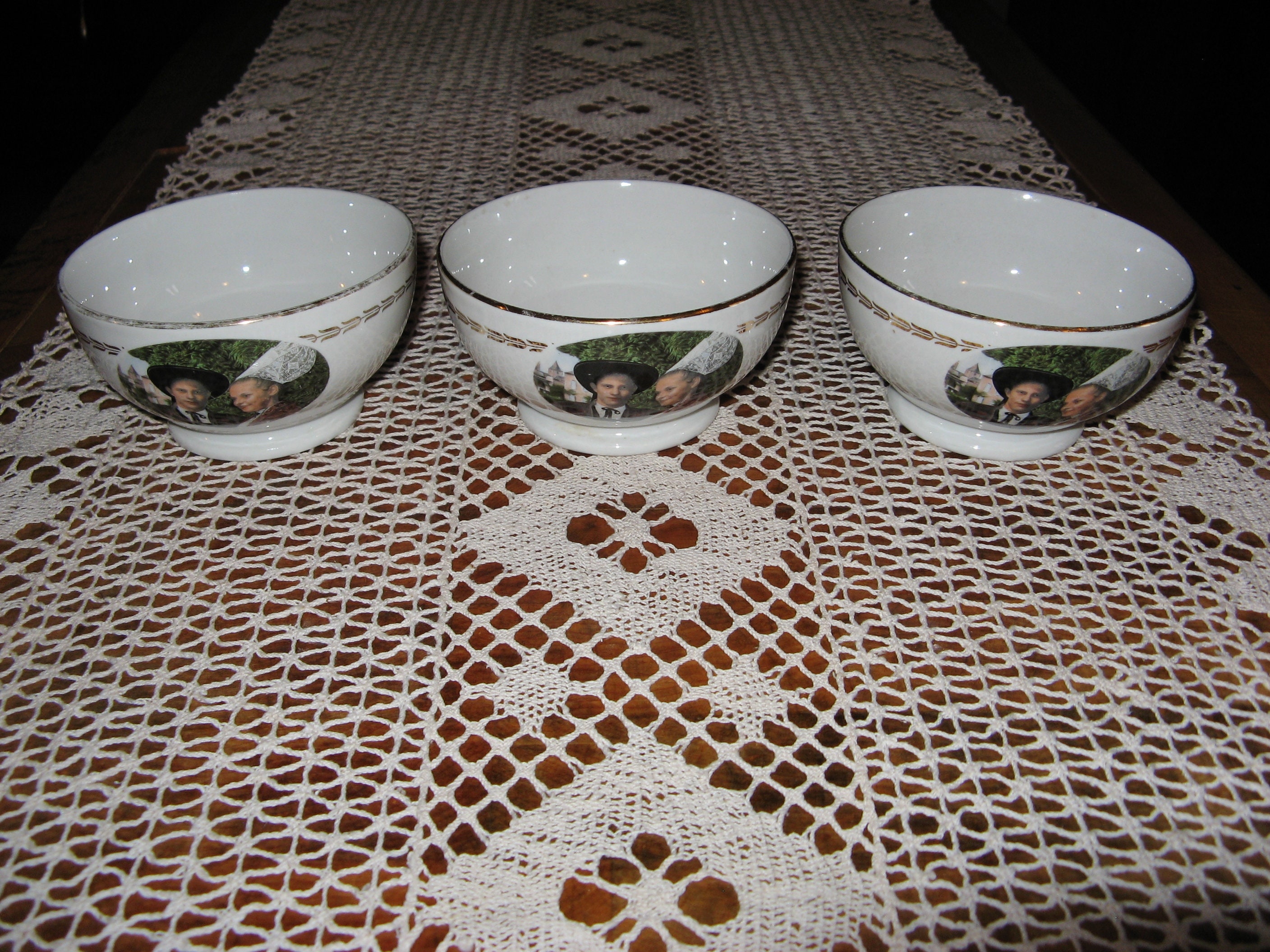 Trois Millésimes Français Porcelaine Café Au Lait/Coffee Bowls Représentant Costume Traditionnel Bre