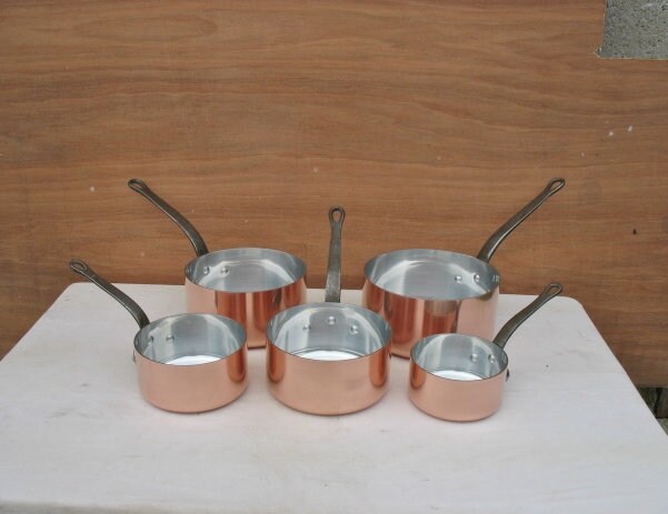 Un Ensemble de Casseroles en Cuivre Très Bonne Qualité Français Cinq Pièces Estampé Fabriqué France 