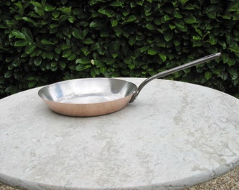 Una bella padella francese vintage in rame / padella per saltare con manico in ferro foderata con marchio Offert Par Tupperware