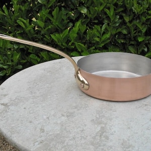 Een zeer mooie vintage Franse koperen sauteerpan / braadpan met tin gevoerd messing handvat 20 cm Een mooie pan voor een boerenkeuken / landelijke keuken